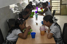 Unidos en la mesa para la reconstrucci&oacute;n del tejido social en el barrio Manuela  Beltr&aacute;n