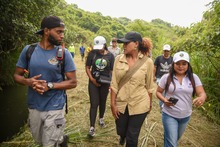 Secretaria de Turismo de Cali recorri&oacute; comuna 1 con habitantes y gu&iacute;as tur&iacute;sticos para impulsar ruta del Ecoparque de la Vida