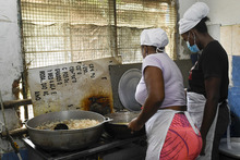 Un comedor que entrega &lsquo;Semillas de vida&rsquo; en el barrio Manuela Beltr&aacute;n