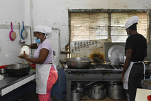 Un comedor que entrega &lsquo;Semillas de vida&rsquo; en el barrio Manuela Beltr&aacute;n