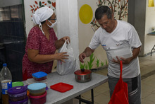 Un comedor que entrega &lsquo;Semillas de vida&rsquo; en el barrio Manuela Beltr&aacute;n