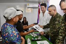 V&iacute;ctimas del conflicto armado reciben sus libretas militares en Cali de manera gratuita