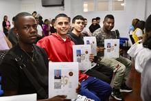 V&iacute;ctimas del conflicto armado reciben sus libretas militares en Cali de manera gratuita