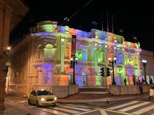 Cinco hitos ornamentales de Cali brillan con los colores del arco iris para celebrar el &lsquo;D&iacute;a Mundial del Orgullo LGTBIQ+&rsquo;