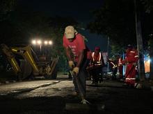 Cuadrilla nocturna de la Secretar&iacute;a de Infraestructura tap&oacute; decenas de huecos y mejor&oacute; la movilidad en el barrio El Caney 