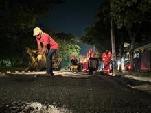 Cuadrilla nocturna de la Secretar&iacute;a de Infraestructura tap&oacute; decenas de huecos y mejor&oacute; la movilidad en el barrio El Caney 