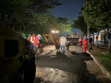 Cuadrilla nocturna de la Secretar&iacute;a de Infraestructura tap&oacute; decenas de huecos y mejor&oacute; la movilidad en el barrio El Caney 