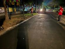 Cuadrilla nocturna de la Secretar&iacute;a de Infraestructura tap&oacute; decenas de huecos y mejor&oacute; la movilidad en el barrio El Caney 