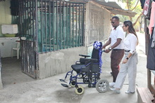 Unidos por la inclusi&oacute;n: estudiante recibe silla de ruedas donada por funcionarios de la Secretar&iacute;a de Educaci&oacute;n