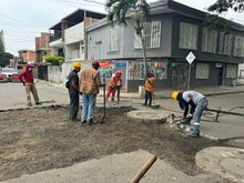 Alcald&iacute;a de Cali tap&oacute; enorme hueco que afectaba a los vecinos del barrio Olaya Herrera y contin&uacute;a diciendo #ChaoHueco en Cali