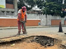 Alcald&iacute;a de Cali tap&oacute; enorme hueco que afectaba a los vecinos del barrio Olaya Herrera y contin&uacute;a diciendo #ChaoHueco en Cali