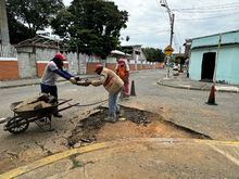 Alcald&iacute;a de Cali tap&oacute; enorme hueco que afectaba a los vecinos del barrio Olaya Herrera y contin&uacute;a diciendo #ChaoHueco en Cali