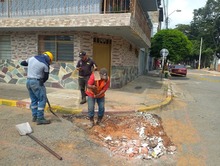 Alcald&iacute;a de Cali tap&oacute; enorme hueco que afectaba a los vecinos del barrio Olaya Herrera y contin&uacute;a diciendo #ChaoHueco en Cali