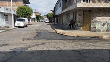 Alcald&iacute;a de Cali tap&oacute; enorme hueco que afectaba a los vecinos del barrio Olaya Herrera y contin&uacute;a diciendo #ChaoHueco en Cali