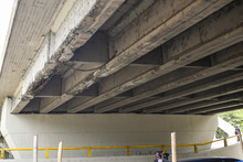 Se iniciar&aacute;n obras de restauraci&oacute;n del puente contiguo al Club Colombia, por lo cual se presentar&aacute;n desv&iacute;os en v&iacute;as en este sector