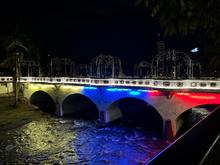 Diez hitos de Cali se iluminan de amarillo, azul y rojo para conmemorar la Batalla de Boyac&aacute;