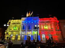 Diez hitos de Cali se iluminan de amarillo, azul y rojo para conmemorar la Batalla de Boyac&aacute;