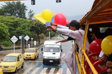 El medallista ol&iacute;mpico Yeison L&oacute;pez fue recibido en el &lsquo;Bus Tur&iacute;stico Cali 488 a&ntilde;os&rsquo;