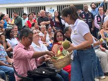Emotivo y masivo encuentro del alcalde Alejandro Eder con los habitantes de Navarro