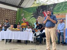 Emotivo y masivo encuentro del alcalde Alejandro Eder con los habitantes de Navarro