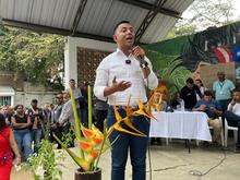 Emotivo y masivo encuentro del alcalde Alejandro Eder con los habitantes de Navarro