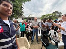 Emotivo y masivo encuentro del alcalde Alejandro Eder con los habitantes de Navarro