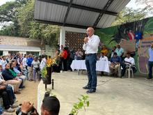 Emotivo y masivo encuentro del alcalde Alejandro Eder con los habitantes de Navarro