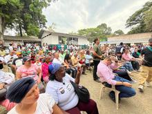 Emotivo y masivo encuentro del alcalde Alejandro Eder con los habitantes de Navarro