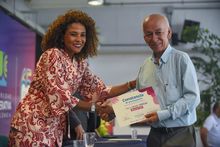 Taxistas y periodistas de Cali se graduaron como EmbajaCOP para ayudar a turistas y visitantes en la COP16