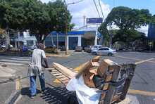 &lsquo;M&aacute;s cultura, menos multas&rsquo;: autoridades multan a ciudadana por promover que habitantes en situaci&oacute;n de calle arrojaran escombros en un separador vial