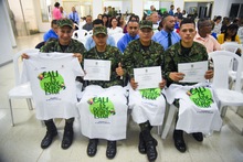 Secretar&iacute;a de Turismo de Cali y el SENA certificaron en ingl&eacute;s a m&aacute;s de 100 taxistas, militares y personal del sector gastron&oacute;mico