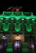 La &lsquo;sucursal del cielo&rsquo; se ilumina de verde en homenaje a la COP16