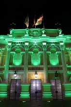 La &lsquo;sucursal del cielo&rsquo; se ilumina de verde en homenaje a la COP16