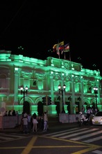 La &lsquo;sucursal del cielo&rsquo; se ilumina de verde en homenaje a la COP16