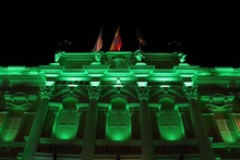 La &lsquo;sucursal del cielo&rsquo; se ilumina de verde en homenaje a la COP16