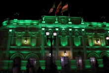 La &lsquo;sucursal del cielo&rsquo; se ilumina de verde en homenaje a la COP16