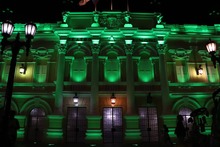 La &lsquo;sucursal del cielo&rsquo; se ilumina de verde en homenaje a la COP16