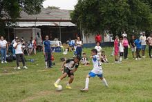 Niños y monitores de fútbol del Programa Deporvida vivieron en la cancha de la galería en Alfonso López el tradicional Festival de Halloween 1
