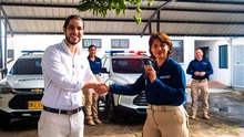 Con la entrega de dos veh&iacute;culos a Migraci&oacute;n Colombia, Alcald&iacute;a de Cali fortalece apoyo al trabajo de este organismo en la ciudad