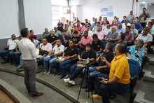 Operativos contra el transporte informal y demarcaci&oacute;n de pistas, entre los temas discutidos durante reuni&oacute;n de Movilidad Distrital con taxistas