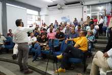 Operativos contra el transporte informal y demarcaci&oacute;n de pistas, entre los temas discutidos durante reuni&oacute;n de Movilidad Distrital con taxistas