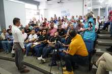 Operativos contra el transporte informal y demarcaci&oacute;n de pistas, entre los temas discutidos durante reuni&oacute;n de Movilidad Distrital con taxistas