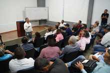 Operativos contra el transporte informal y demarcaci&oacute;n de pistas, entre los temas discutidos durante reuni&oacute;n de Movilidad Distrital con taxistas