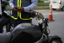 Movilidad intensifica controles a motocicletas que circulan sin placas y retrovisores