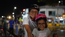 Alcalde Alejandro Eder pedale&oacute; con los cale&ntilde;os en el regreso de la Ciclovida  nocturna 