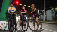 Alcalde Alejandro Eder pedale&oacute; con los cale&ntilde;os en el regreso de la Ciclovida  nocturna 