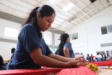 Con amor y esmero, as&iacute; trabajan las artesanas que dan vida al  Alumbrado &lsquo;Cali le canta a la Navidad&rsquo;