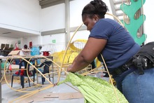 Con amor y esmero, as&iacute; trabajan las artesanas que dan vida al  Alumbrado &lsquo;Cali le canta a la Navidad&rsquo;