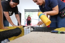 Con amor y esmero, as&iacute; trabajan las artesanas que dan vida al  Alumbrado &lsquo;Cali le canta a la Navidad&rsquo;