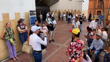 Cale&ntilde;os y visitantes disfrutaron de la riqueza cultural, hist&oacute;rica y patrimonial, en el recorrido peatonal por el centro de Cali